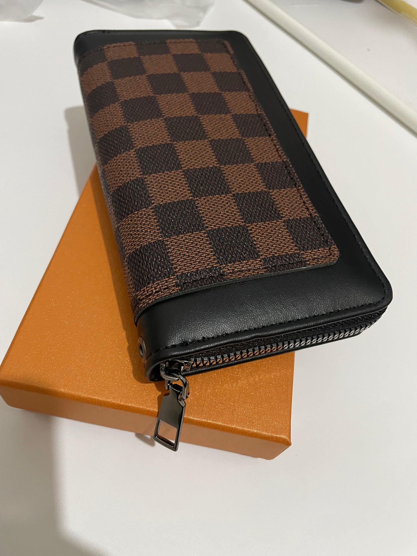 LV wallet zip all around, card/cash holder clutch with Box
